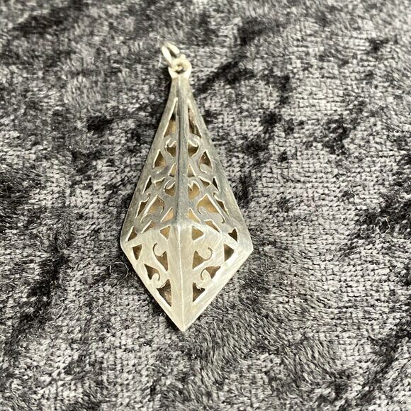 Vintage Sterling Silver Gothic Scrollwork Pyramid Necklace Pendent 2.2 g - Picture 5 of 7